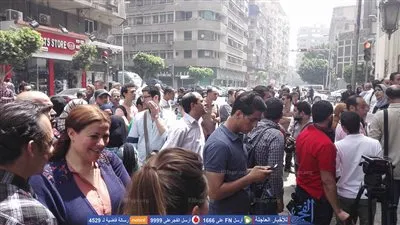 تزايد أعداد المتضامنين مع نقيب الصحفيين أمام محكمة عابدين (صور)