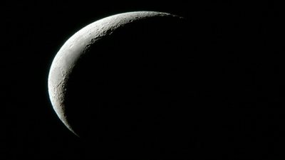 كيف يصبح القمر هلال