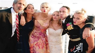 موقف إنساني لتايلور سويفت مع عروسين جديدين (صور)