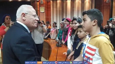 محافظ بورسعيد يكرم الطلاب الأوائل من الشهادة الابتدائية (صور)