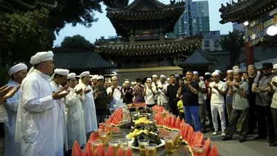 الصين تجدّد قيودها على صيام العاملين والطلاب في 