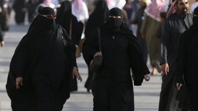 السعودية تسمح لـ50 سيدة بالسفر للخارج دون محرم