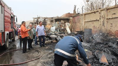 حريق هائل يلتهم 50 كشكا بسوق الجمعة (فيديو وصور)