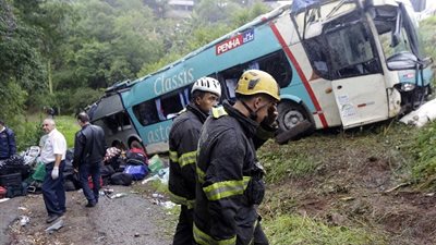 مقتل 15 شخصا إثر انقلاب حافلة بجنوب شرق البرازيل