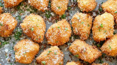 أطباق رمضان: طريقة عمل ميني ناجتس الدجاج بالجبن البارميزان  