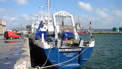 وصول السفينة المشاركة في استعادة الصندوقين الأسودين للطائرة المنكوبة للإسكندرية  