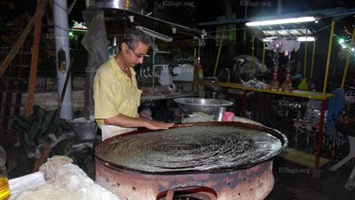 الكنافة والقطايف أطباق رئيسية على مائدة السكندريين في رمضان.. والبائعين نلجأ إليها كدخل إضافي ..(فيديو)