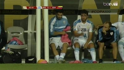 بالفيديو..سواريز ينفعل على مدرب أوروجواي لعدم الدفع به و يلقي بالقميص على الأرض