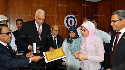 محافظ السويس يعتمد نتيجتى الابتدائية والاعدادية ويكرم العشرة الأوائل (صور)