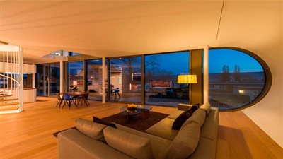 شركة سويسرية تكشف عن بيت زجاجي مذهل