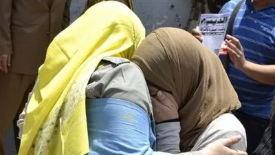 طالبان بقنا يمزقان أوراق إجابة 