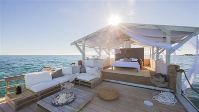 شقة عائمة على Airbnb تقدم إطلالة رائعة على أكبر الشعاب المرجانية في العالم