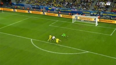 بالفيديو.. حارس أوكرانيا يتألق ويتصدى لإنفراد أوزيل 