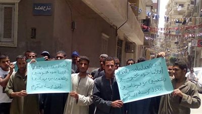 تظاهر أهالي المتهمين في واقعة الكرم أمام مجمع محاكم المنيا