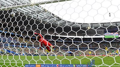 بالفيديو.. العارضة تتعاطف مع السويد وتتصدى لصاروخ إيرلندي 