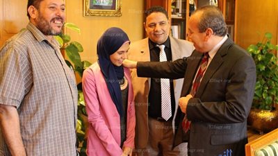 محافظ دمياط يعيد لطالبة إعدادي حقها ويكرمها ويعتذر لها