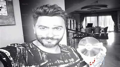 تامر حسني يستلم 