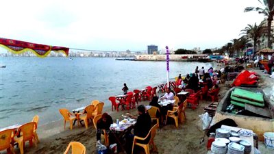 أهالي الإسكندرية في رمضان.. جو نسيم وإفطار شهي على شواطئ البحر (فيديو وصور)