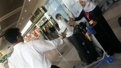 إدارة مطار ينبع تُوزع وجبات الإفطار والسحور للمعتمرين