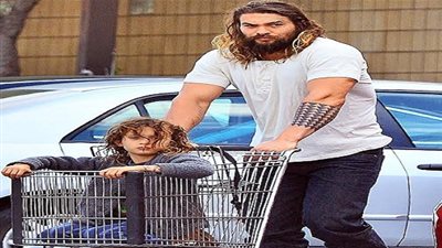 جيسون مومو يظهر بشخصيته الجديدة 