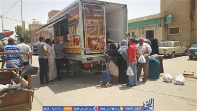 إقبال كثيف على منافذ ضخ المواد الغذائية ببرج العرب بالإسكندرية (صور)