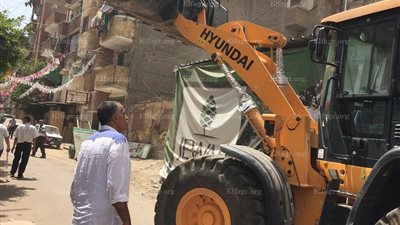 إزالة البروز والشوادر من الطرق العامة بمنطقة 