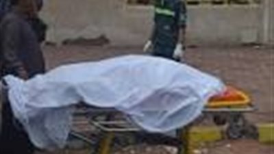 عامل يلفظ أنفاسة تحت عجلات سيارة في حادث تصادم على طريق 