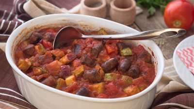 أطباق رمضان: طاجن كوسة بالسجق البلدي  