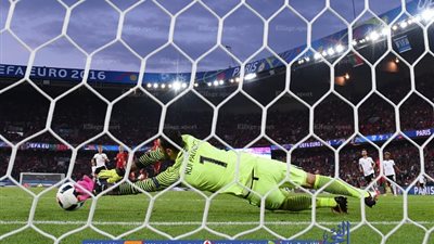 بالفيديو.. حارس البرتغال يتألق ويتصدى لصاروخ نمساوي