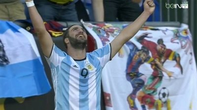 بالفيديو..هيجواين يضيف الهدف الثاني للأرجنتين في شباك فنزويلا بخطأ ساذج من المدافع 