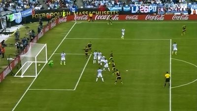 بالفيديو..قائم روميرو حارس الأرجنتين يتصدى لهدف مؤكد لفنزويلا