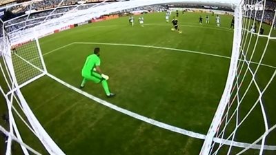 بالفيديو.. لاعب فنزويلا يهدر ركلة جزاء بشكل كوميدى أمام الأرجنتين 