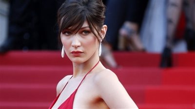 عارضة الأزياء العالمية بيلا حديد تكشف عن إصابتها بمرض نادر