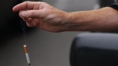 الممكلة: 100 ريال غرامة فورية لإلقاء السيجارة من السيارة