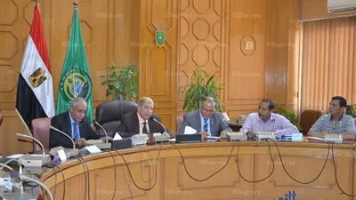 محافظ الإسماعيلية يناقش أهم احتياجات قرية المحسمة (صور)