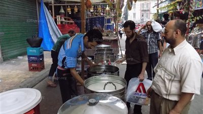 بائع مشروبات داخل سوق بالإسكندرية: العرقسوس أهم كوب على مائدة رمضان (فيديو)