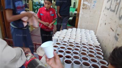  «التمر والعصائر» موائد إفطار المواطنين على أيدى كبار السن والأطفال بمساجد الإسكندرية ..(صور) 