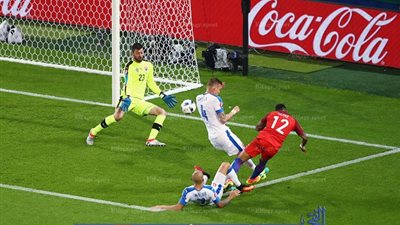 بالفيديو.. حارس سلوفاكا يتألق ويتصدى لفرصة خطيرة لإنجلترا