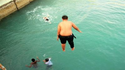 لماذا يحب عليك الابتعاد عن المسابح العامة