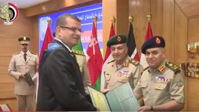 وزير الدفاع يشهد حفل تخرج دارسي دورات أكاديمية ناصر العسكرية العليا (فيديو)