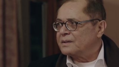 محمود عبد العزيز ينتحل شخصية رئيس محكمة للهروب من الشرطة