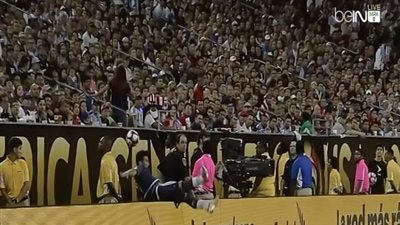 بالفيديو.. إصابة غريبة لنجم الأرجنتين أمام أمريكا