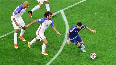 مدرب الأرجنتين: ميسي أدهشني بتصرفه مع مجنونه