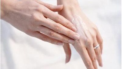 حلول لمشكلة جفاف الجلد وتقشيره  