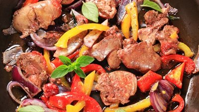 أطباق رمضان: طريقة عمل الكبدة الإسكندراني بالفلفل الملون  