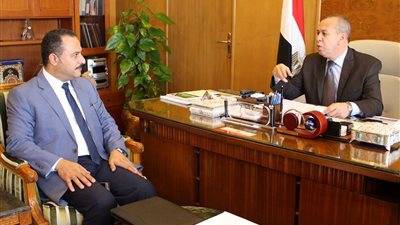 محافظ دمياط ينهي أزمة عمالة النظافة 