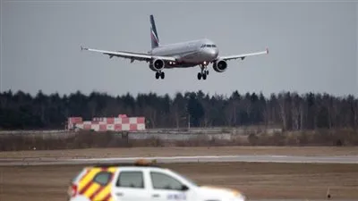 طيرا يتسبب في هبوط طائرة اضطراريا 