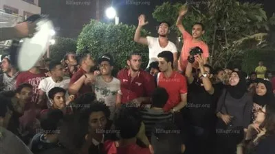 طلاب الثانوية العامة بالدقهلية يعتصمون أمام مبنى المحافظة تنديدا بتأجيل الامتحانات 