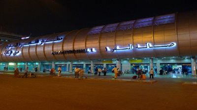 سيارة إسعاف تتوجه إلى مطار القاهرة لاستلام جثمان 