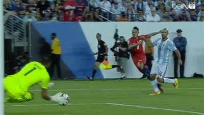 بالفيديو..فرصة خطيرة لفارجاس على مرمى الأرجنتين و روميرو يتألق 